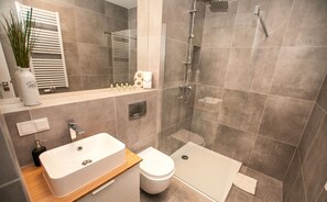 Suite monolocale Comfort | Bagno | Doccia, soffione a pioggia, set di cortesia gratuito, asciugacapelli