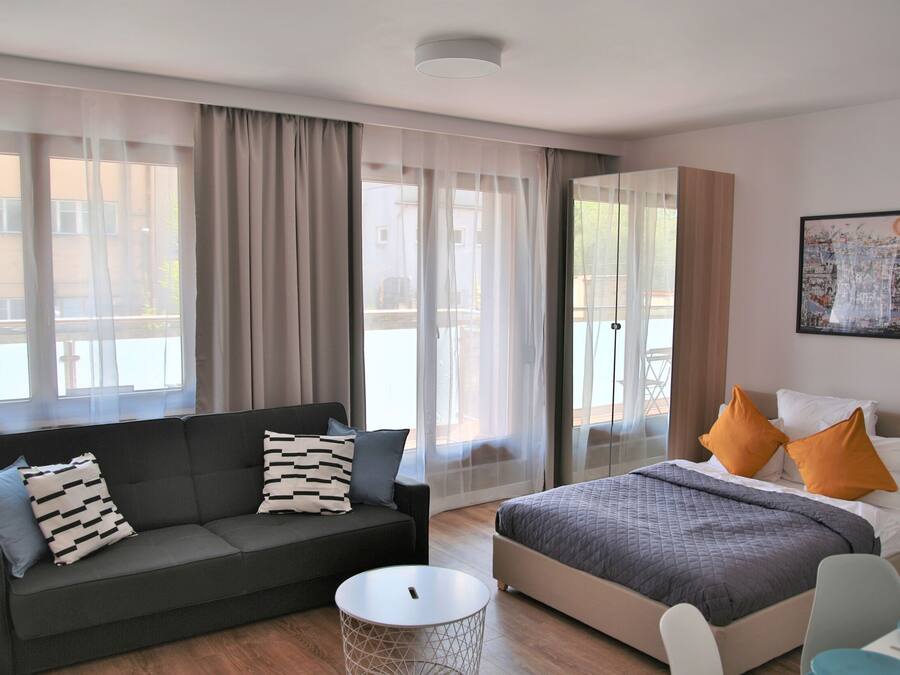 Premium bedding, in-room safe, individually decorated