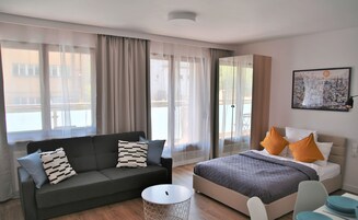 Ropa de cama de alta calidad y caja de seguridad en la habitación 