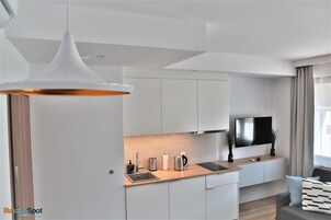 Refrigerador con freezer, microondas, placa de cocina