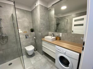 Departamento de lujo | Baño | Regadera, regadera tipo lluvia, amenidades de baño gratuitas 