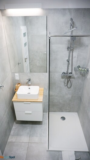 Estudio Confort | Baño | Regadera, regadera tipo lluvia, amenidades de baño gratuitas 