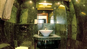 A bathroom with a marble wall, a sink, and a toilet. - Casa Yuna with heated pool in El Roque (El Roque)