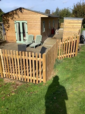 Terrace/patio - Countryside Cottage with Views Across Fields (Throwley Forstal)