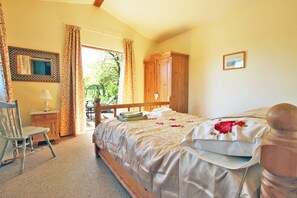 2 bedrooms, cribs/infant beds, WiFi, bed sheets - Countryside Cottage with Views Across Fields (Throwley Forstal)