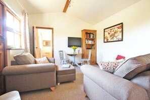 TV, books - Countryside Cottage with Views Across Fields (Throwley Forstal)