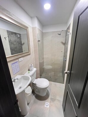 Superior Double Room | Bathroom | Shower, free toiletries, towels - Hotel Tayromar (Santa Marta)