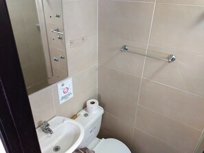 Standard Quadruple Room | Bathroom | Shower, free toiletries, towels - Hotel Tayromar (Santa Marta)