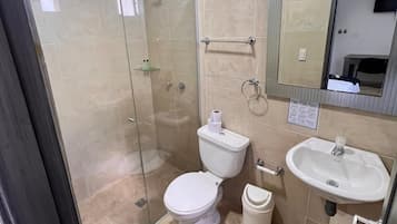 Ducha, artículos de tocador gratuitos, toallas