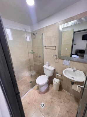 Superior Triple Room | Bathroom | Shower, free toiletries, towels - Hotel Tayromar (Santa Marta)