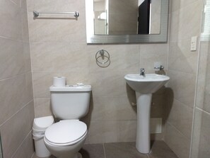 Superior Double Room | Bathroom | Shower, free toiletries, towels - Hotel Tayromar (Santa Marta)