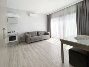 Fridge, oven, stovetop