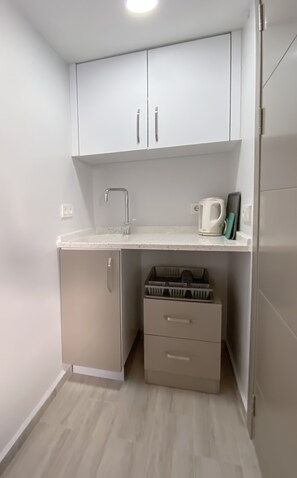 Apart 5 | Private kitchen | Fridge, oven, stovetop, electric kettle - Azize Palas Apart (Cesme)
