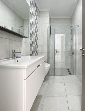 Apart 2 | Bathroom | Shower, slippers, towels, toilet paper - Azize Palas Apart (Cesme)