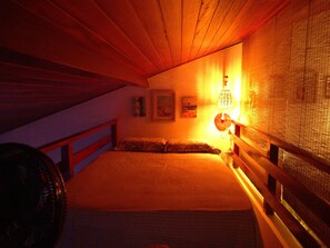 1 slaapkamer, een kluis op de kamer, een bureau