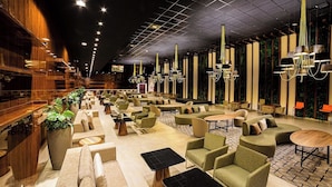 A spacious lounge area with multiple seating options, including sofas and chairs, arranged in a modern layout. - Tauá Resort & Convention Alexânia (Alexania)