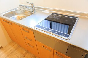 Réfrigérateur, four à micro-ondes, surface de cuisson