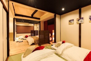 1 habitación, escritorio, tabla de planchar con plancha y ropa de cama