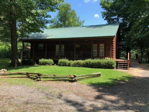 Delightful Log House on the Little Red River with hot tub!