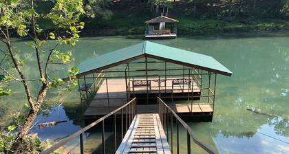 Log Cottage on the Little Red River with hot tub.