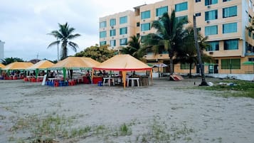 Privat strand, vit sandstrand och strandbarer