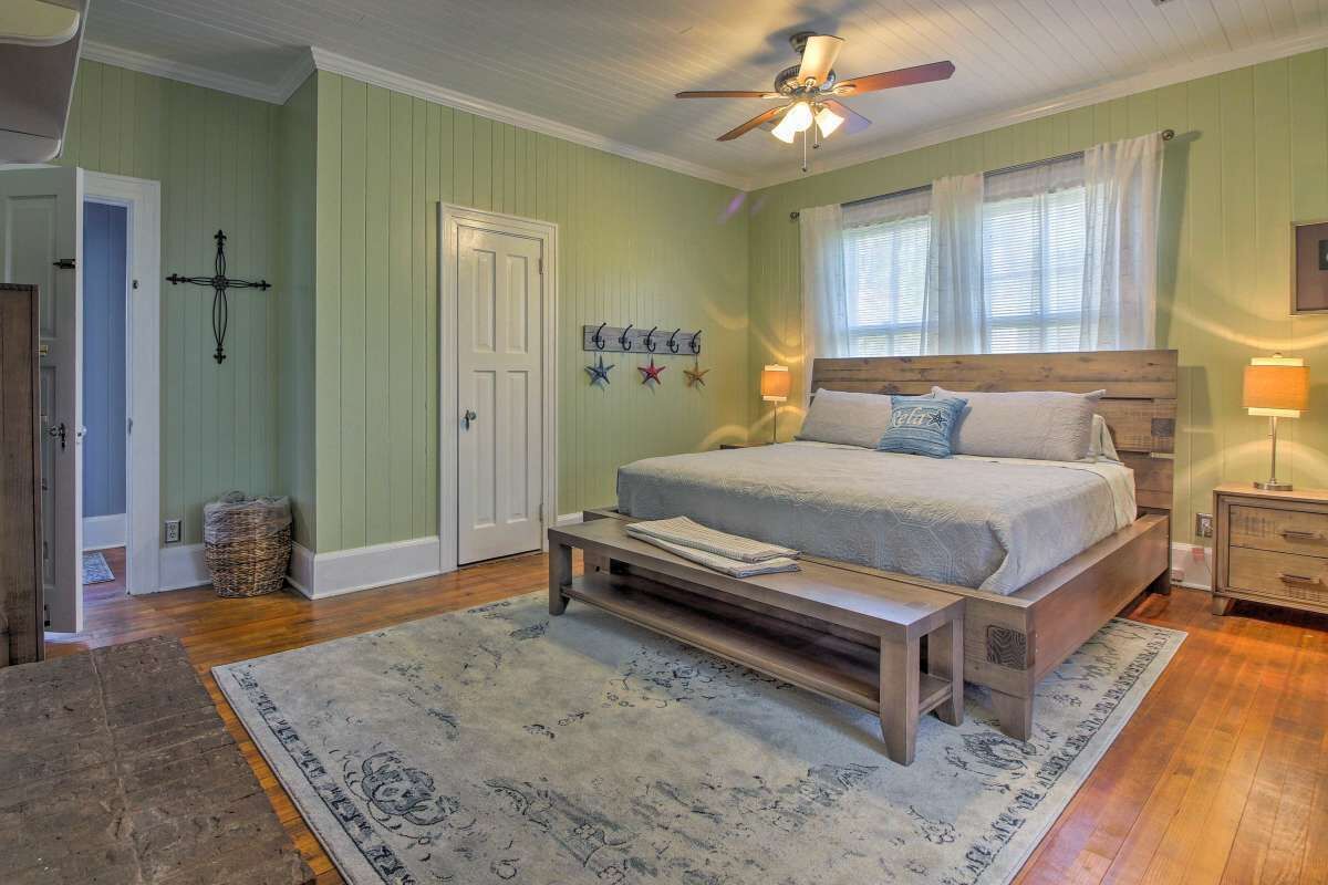 3 bedrooms, desk, iron/ironing board, WiFi