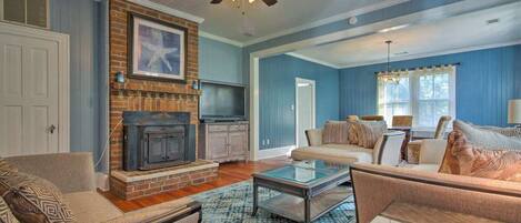 Smart-tv, böcker och kontor