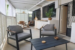 Outdoor dining - ON THE COCO BEACH: turquoise lagoon & city center. Beach and shops within walking distance. (Sainte anne)