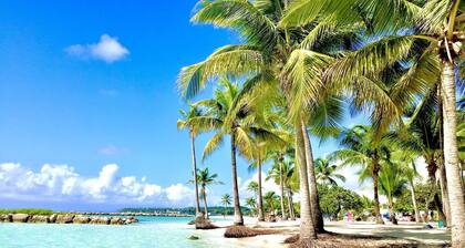 ON THE COCO BEACH: turquoise lagoon & city center. Beach and shops within walking distance.