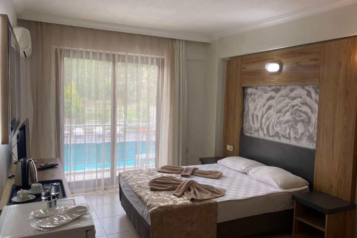 standard double room | desk, free wifi, bed sheets