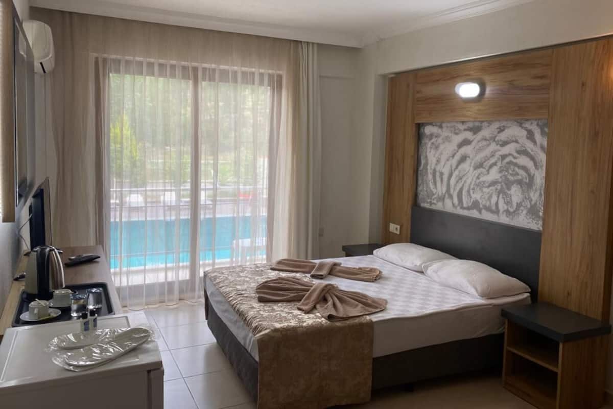 Standard Double Room | Desk, free WiFi, bed sheets