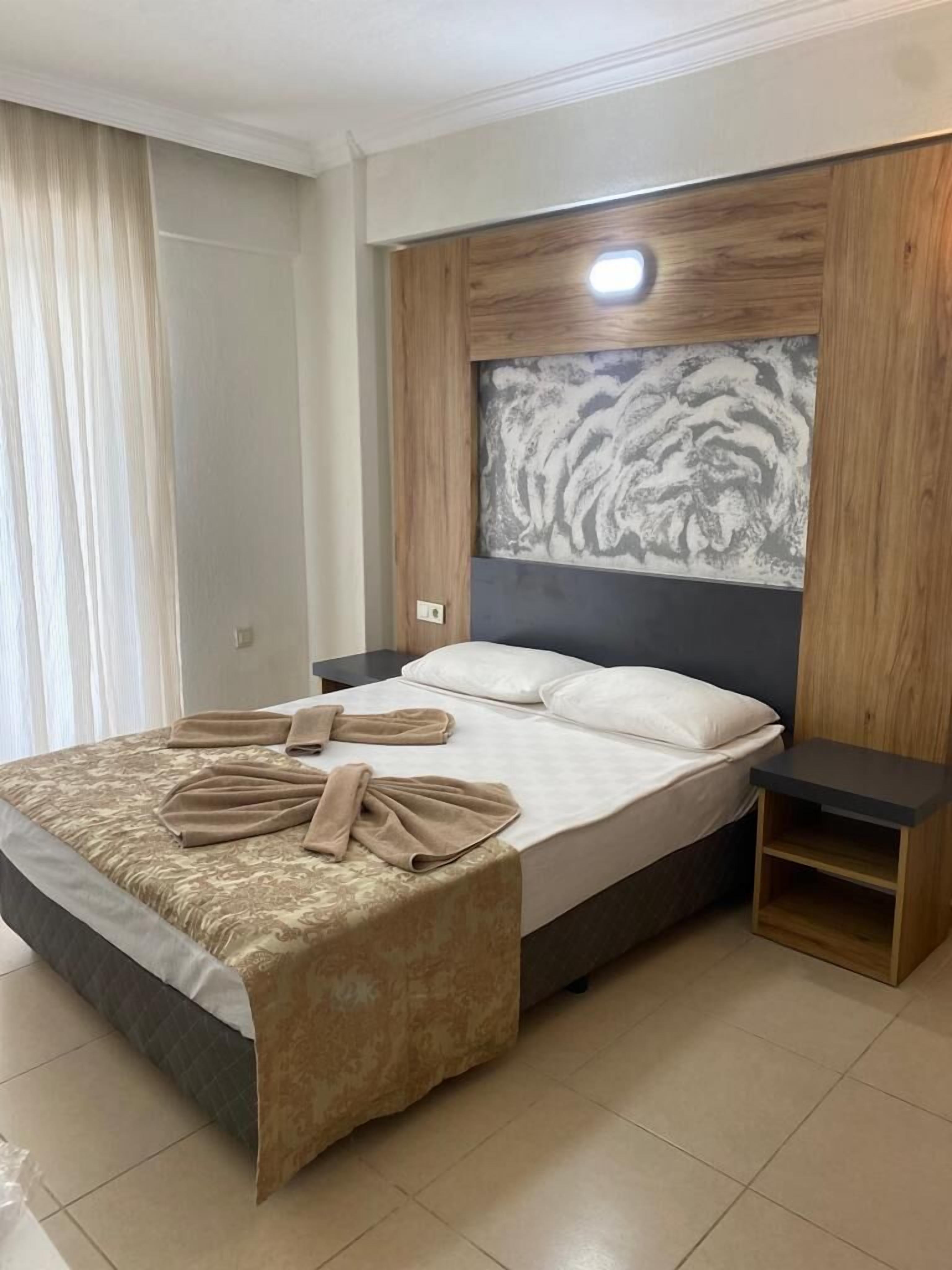 Escritorio, wifi gratis y ropa de cama 