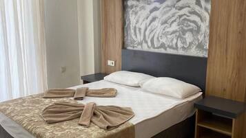Escritorio, wifi gratis y ropa de cama