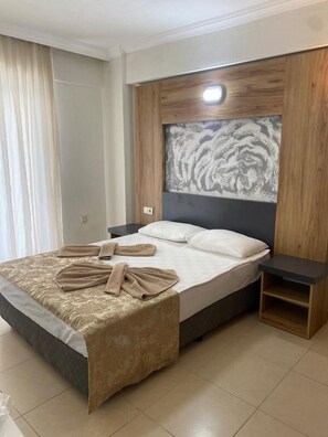 Habitació doble estàndard | Escriptori, wifi gratuïta i roba de llit 