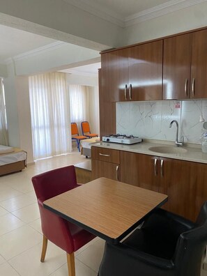 Quarto família, cozinha americana | Escrivaninha, Wi-Fi de cortesia, roupa de cama