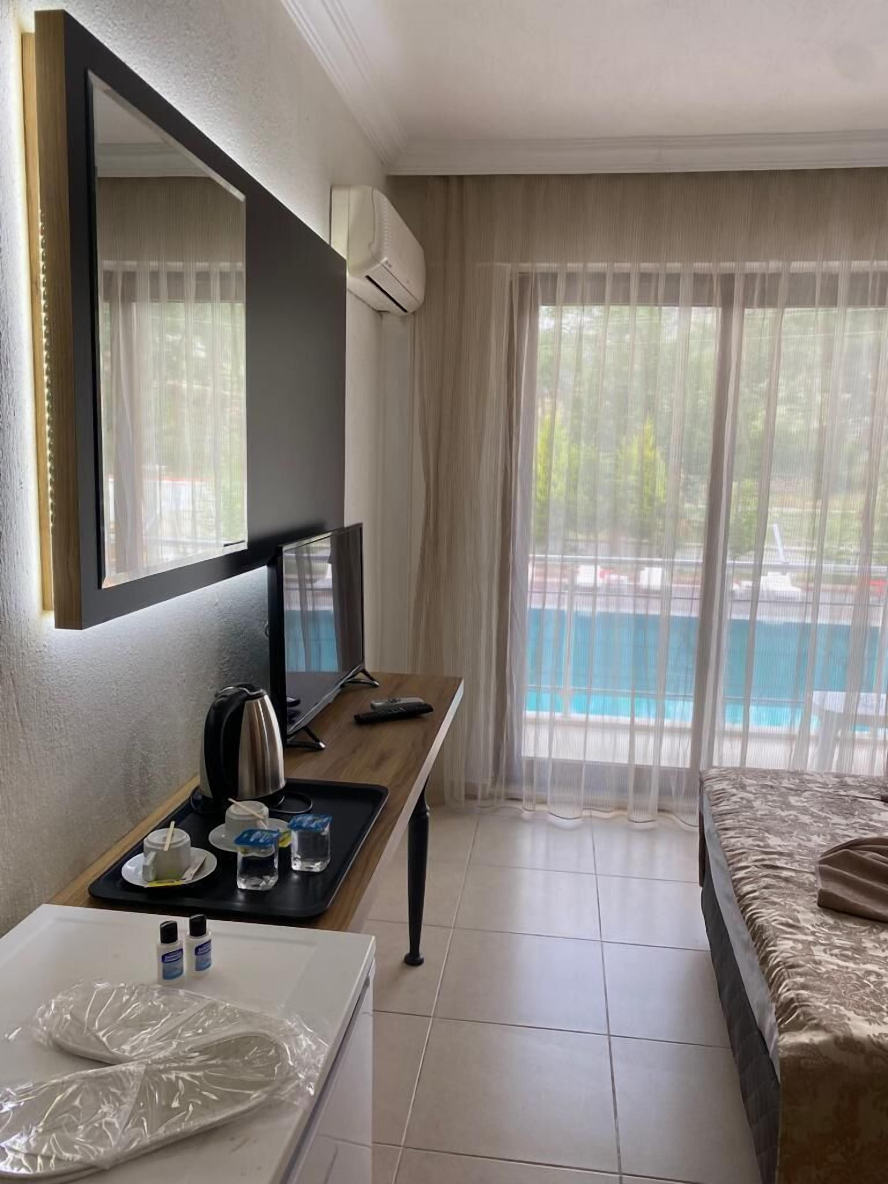 standard double room | desk, free wifi, bed sheets