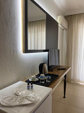 标准双人房 | 办公桌、免费 WiFi、床单