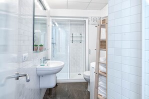 Dusch, hÄrtork, handdukar och toalettpapper