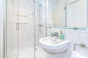 Dusche, Haartrockner, Handtücher, Seife