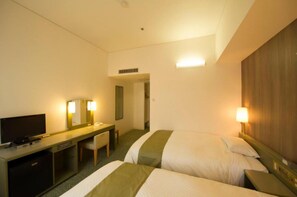 Camera d'albergo con due letti, una scrivania con televisore e uno specchio.