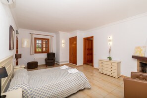 5 chambres, coffre-fort, fer et planche à repasser