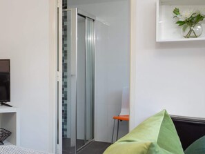 Desk, iron/ironing board, WiFi, bed sheets