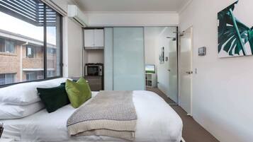 Desk, iron/ironing board, WiFi, bed sheets