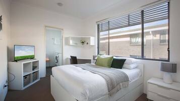 Desk, iron/ironing board, WiFi, bed sheets