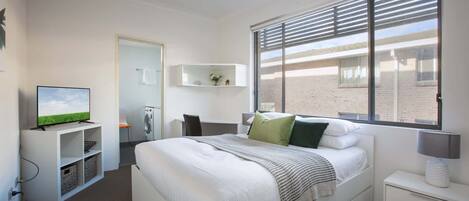 Bureau, fer et planche à repasser, Wi-Fi, draps fournis