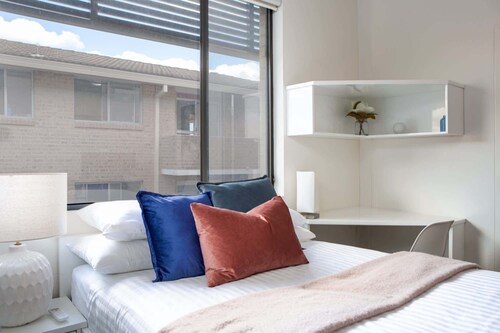 Bright Studio Steps from Westmead Hospital