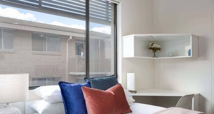Bright Studio Steps from Westmead Hospital