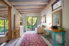 Una televisión, una oficina