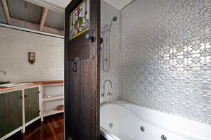 Shower, hair dryer, towels - Little Haven Leura Cottage with Spa Bath and BBQ (Leura)