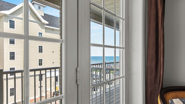 A room with a view of a beach and a building across the street. - Grand Victorian unit 309, 3 bedrooms (Old Orchard Beach)